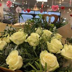Yorkshire Dozen! Long stemmed white roses