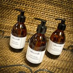 Daisy Chain Hand and Body Wash - Black Pomegranate